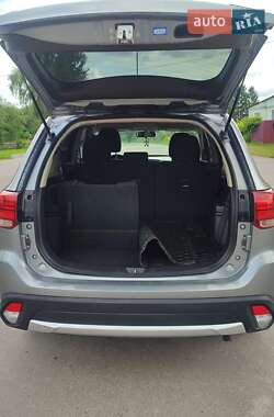 Внедорожник / Кроссовер Mitsubishi Outlander 2015 в 