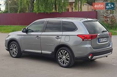 Внедорожник / Кроссовер Mitsubishi Outlander 2015 в 