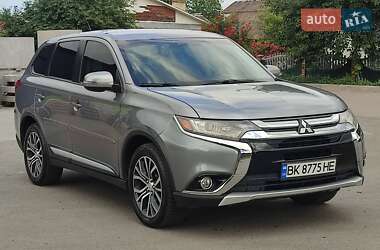Внедорожник / Кроссовер Mitsubishi Outlander 2015 в 