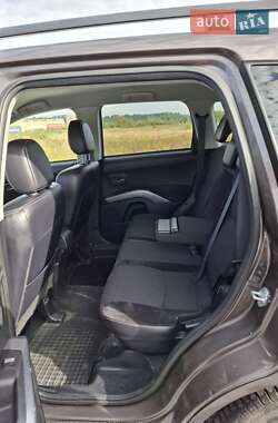 Внедорожник / Кроссовер Mitsubishi Outlander 2011 в 