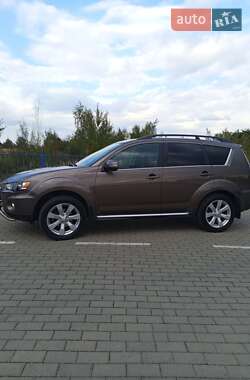 Внедорожник / Кроссовер Mitsubishi Outlander 2011 в 