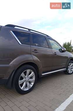 Внедорожник / Кроссовер Mitsubishi Outlander 2011 в 