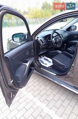 Внедорожник / Кроссовер Mitsubishi Outlander 2011 в 
