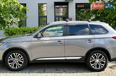 Внедорожник / Кроссовер Mitsubishi Outlander 2017 в 