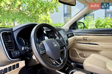 Внедорожник / Кроссовер Mitsubishi Outlander 2017 в 