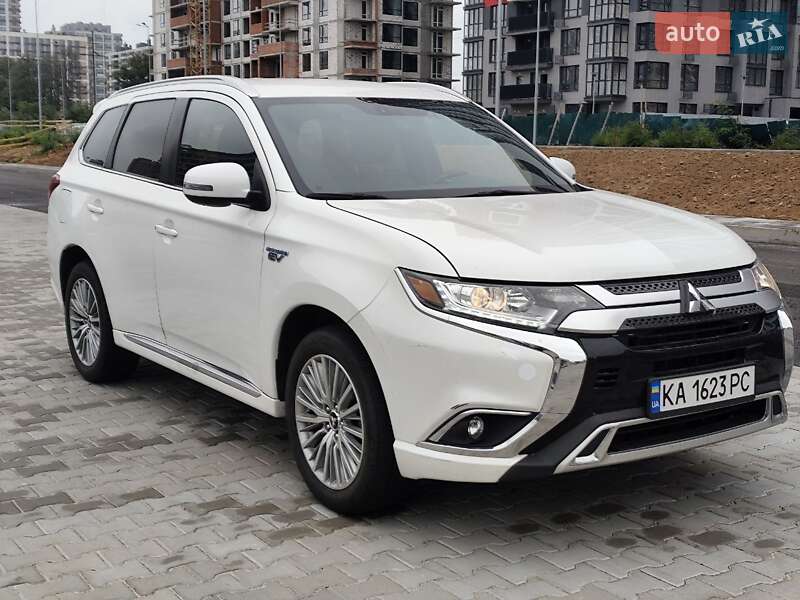 Внедорожник / Кроссовер Mitsubishi Outlander 2019 в Киеве