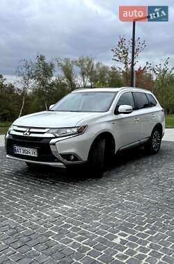 Внедорожник / Кроссовер Mitsubishi Outlander 2016 в Ивано-Франковске