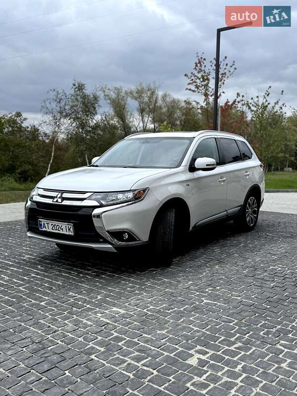 Внедорожник / Кроссовер Mitsubishi Outlander 2016 в 