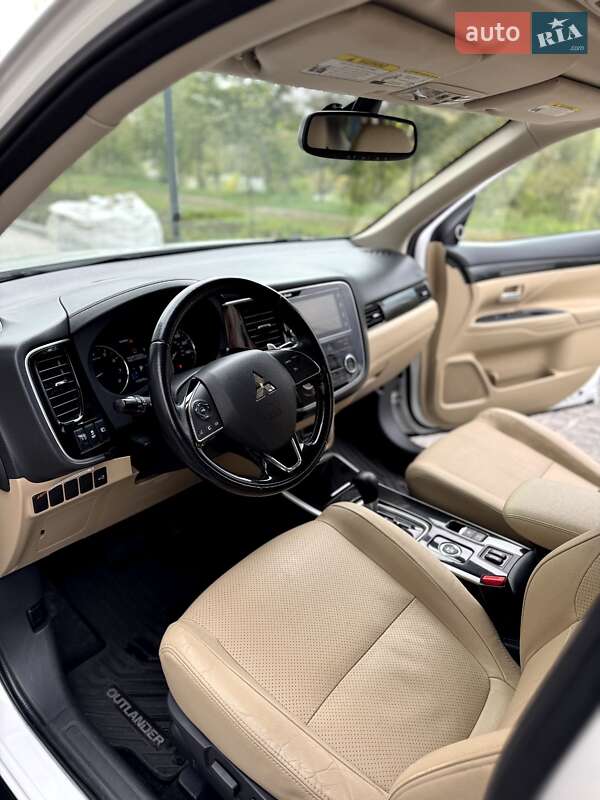 Позашляховик / Кросовер Mitsubishi Outlander 2016 в Івано-Франківську