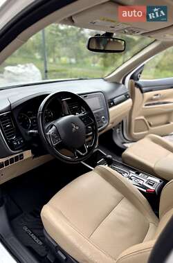 Внедорожник / Кроссовер Mitsubishi Outlander 2016 в 