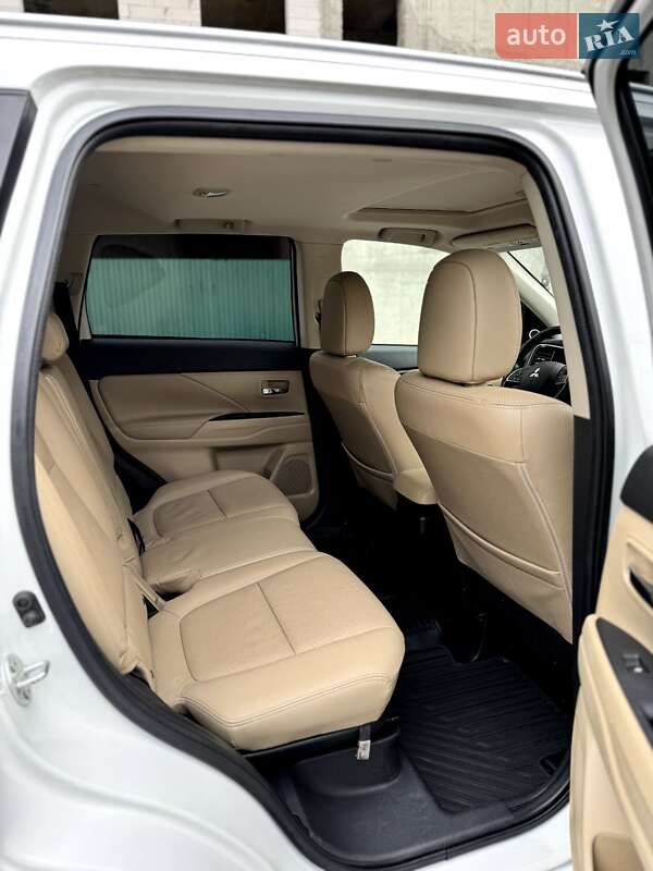 Позашляховик / Кросовер Mitsubishi Outlander 2016 в Івано-Франківську