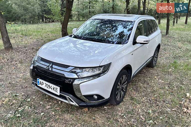 Внедорожник / Кроссовер Mitsubishi Outlander 2015 в Киеве