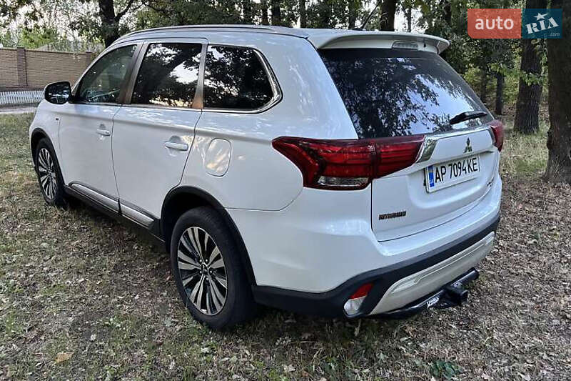 Внедорожник / Кроссовер Mitsubishi Outlander 2015 в Киеве