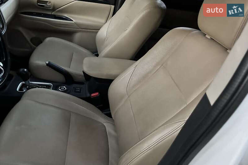 Внедорожник / Кроссовер Mitsubishi Outlander 2015 в Киеве
