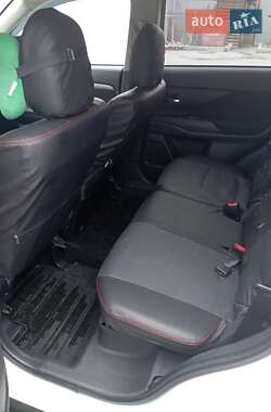 Внедорожник / Кроссовер Mitsubishi Outlander 2013 в 