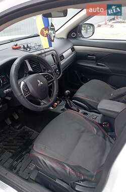 Внедорожник / Кроссовер Mitsubishi Outlander 2013 в 