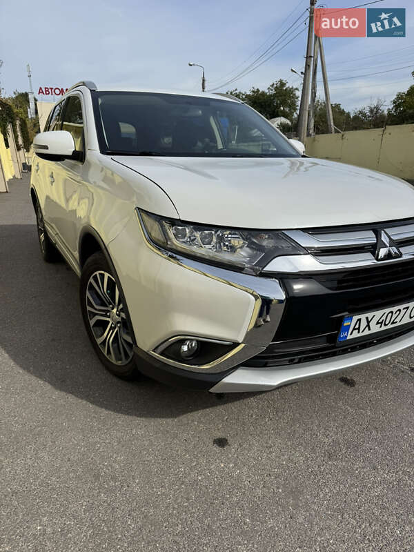 Позашляховик / Кросовер Mitsubishi Outlander 2016 в Харкові