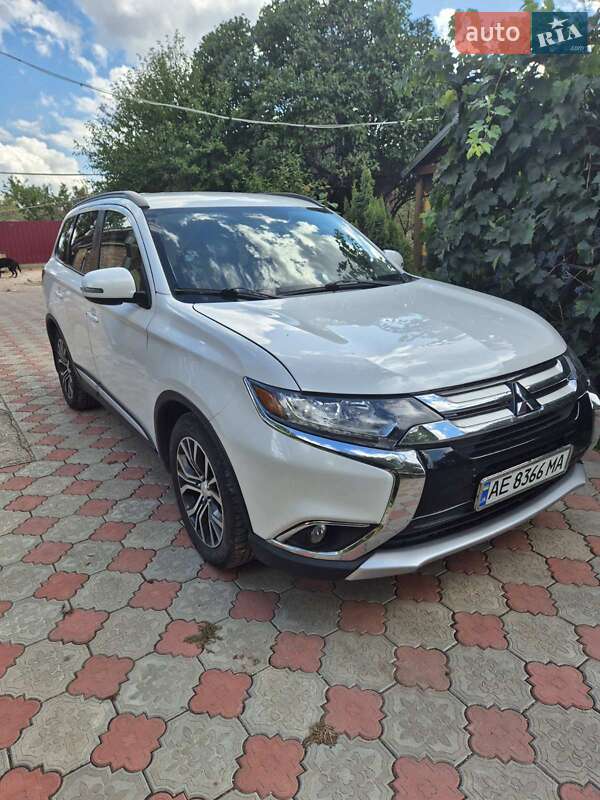 Внедорожник / Кроссовер Mitsubishi Outlander 2015 в 
