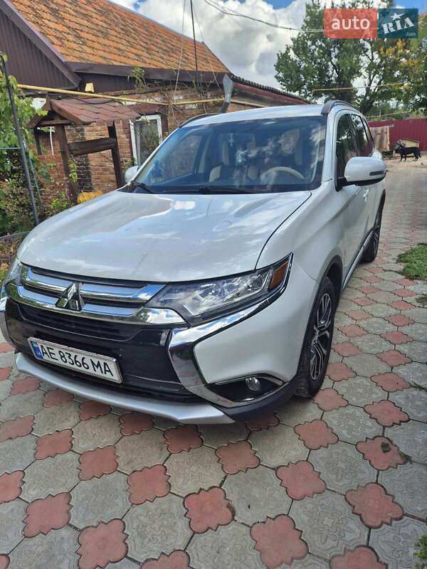 Внедорожник / Кроссовер Mitsubishi Outlander 2015 в Томаковке