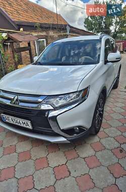 Внедорожник / Кроссовер Mitsubishi Outlander 2015 в 