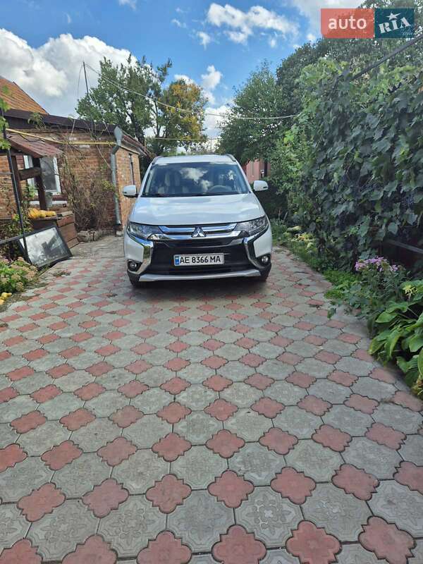 Внедорожник / Кроссовер Mitsubishi Outlander 2015 в Томаковке