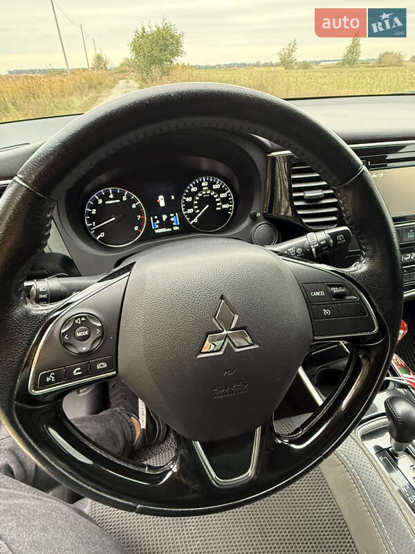 Внедорожник / Кроссовер Mitsubishi Outlander 2017 в Киеве