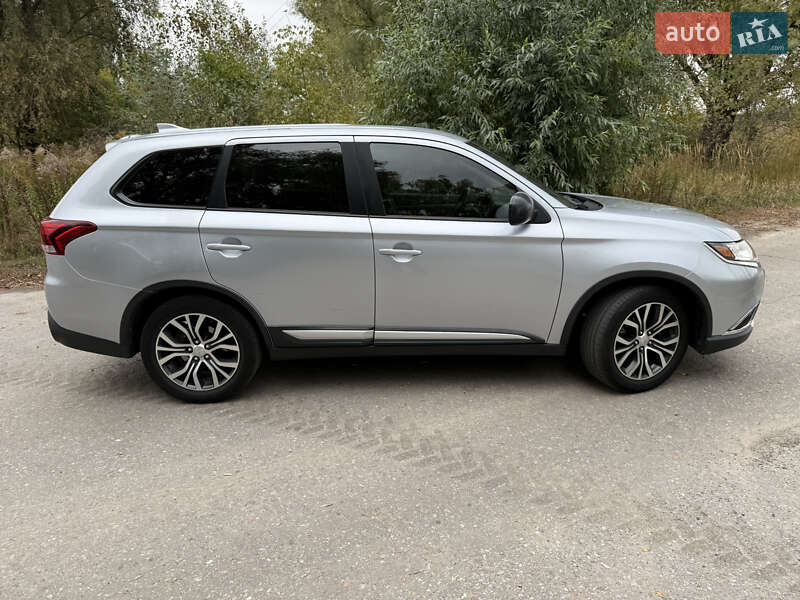 Внедорожник / Кроссовер Mitsubishi Outlander 2017 в Киеве