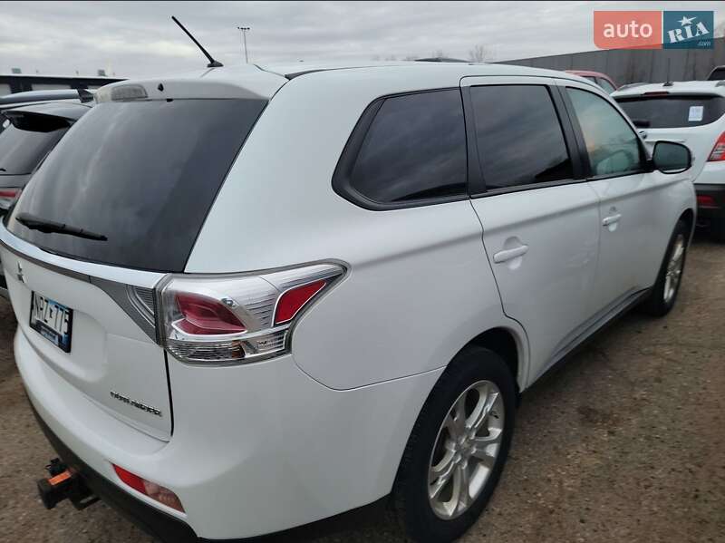 Внедорожник / Кроссовер Mitsubishi Outlander 2014 в Черновцах