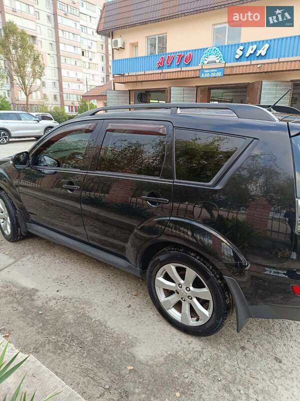 Внедорожник / Кроссовер Mitsubishi Outlander 2011 в Каменском