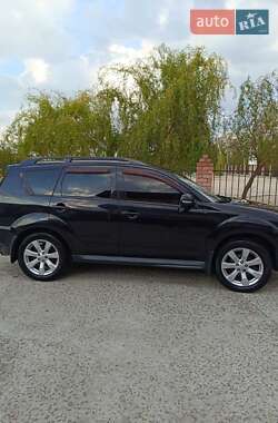 Внедорожник / Кроссовер Mitsubishi Outlander 2011 в 