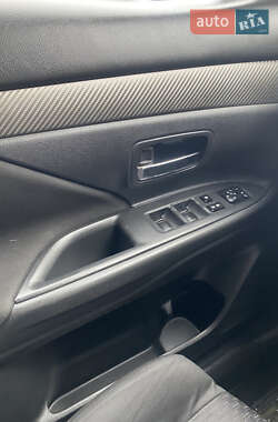 Внедорожник / Кроссовер Mitsubishi Outlander 2013 в 