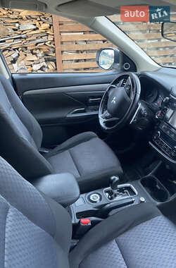 Внедорожник / Кроссовер Mitsubishi Outlander 2013 в 
