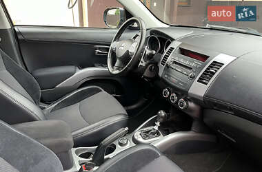 Внедорожник / Кроссовер Mitsubishi Outlander 2012 в 