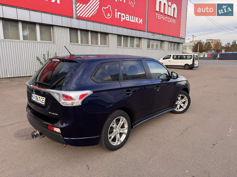 Позашляховик / Кросовер Mitsubishi Outlander 2014 в Києві