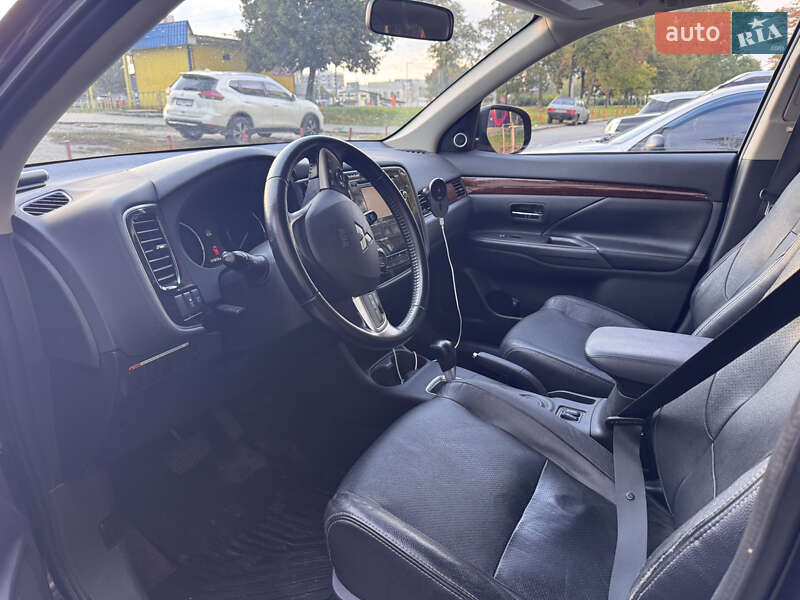 Позашляховик / Кросовер Mitsubishi Outlander 2014 в Києві