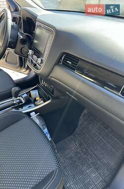 Позашляховик / Кросовер Mitsubishi Outlander 2021 в 