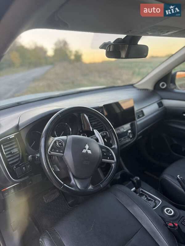 Позашляховик / Кросовер Mitsubishi Outlander 2013 в Валках