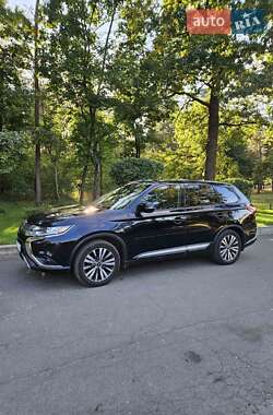 Внедорожник / Кроссовер Mitsubishi Outlander 2018 в 