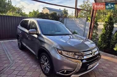 Внедорожник / Кроссовер Mitsubishi Outlander 2017 в 