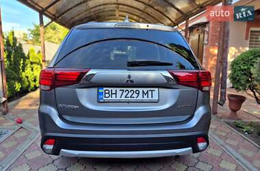 Внедорожник / Кроссовер Mitsubishi Outlander 2017 в 