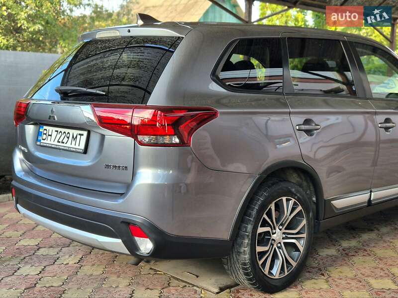 Внедорожник / Кроссовер Mitsubishi Outlander 2017 в Запорожье