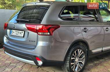 Внедорожник / Кроссовер Mitsubishi Outlander 2017 в 
