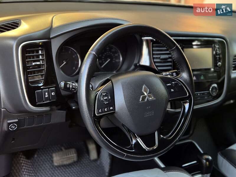 Внедорожник / Кроссовер Mitsubishi Outlander 2017 в Запорожье