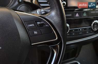 Внедорожник / Кроссовер Mitsubishi Outlander 2017 в 