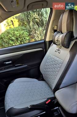 Внедорожник / Кроссовер Mitsubishi Outlander 2017 в 