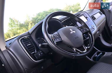 Внедорожник / Кроссовер Mitsubishi Outlander 2013 в 