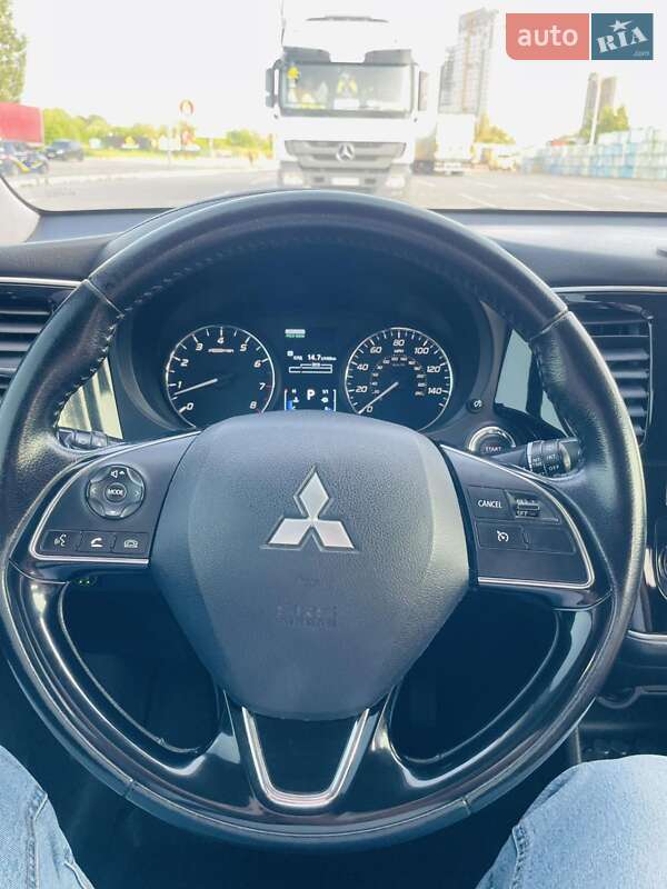 Позашляховик / Кросовер Mitsubishi Outlander 2016 в Києві