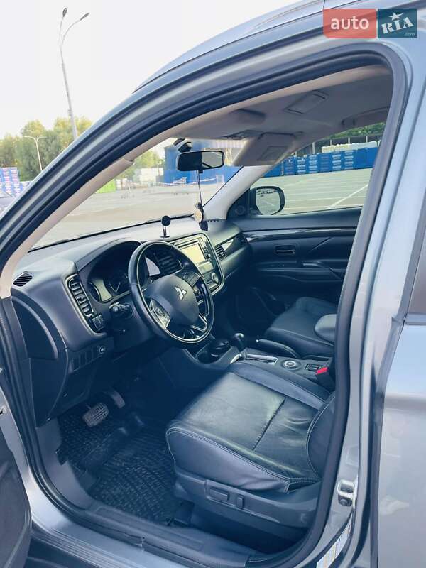 Позашляховик / Кросовер Mitsubishi Outlander 2016 в Києві