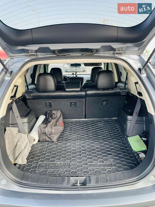 Позашляховик / Кросовер Mitsubishi Outlander 2016 в Києві