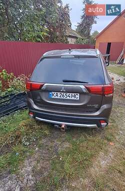 Внедорожник / Кроссовер Mitsubishi Outlander 2016 в Березане